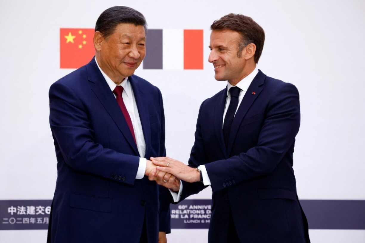 Le président français Emmanuel Macron (droite) serre la main de son homologue chinois Xi Jinping, le 6 mai 2024 à Paris