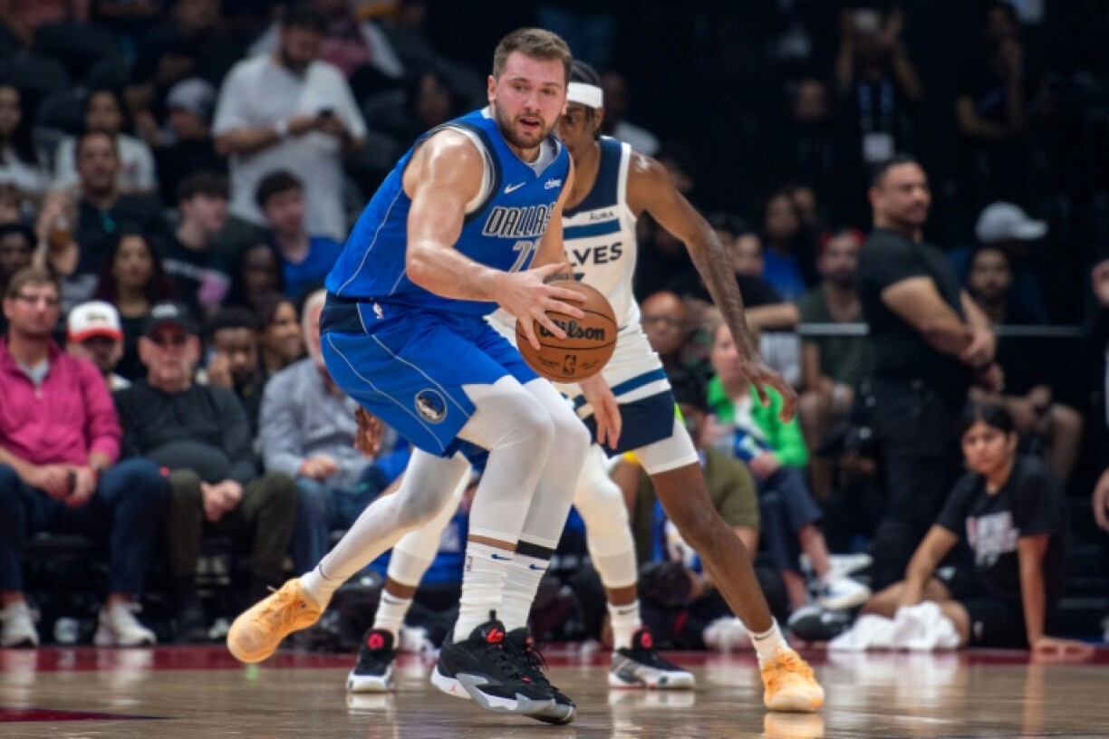 Le meneur star de Dallas Luka Doncic contre les Minnesota Timberwolves en match de pré-saison à Abou Dhabi, le 5 octobre 2023