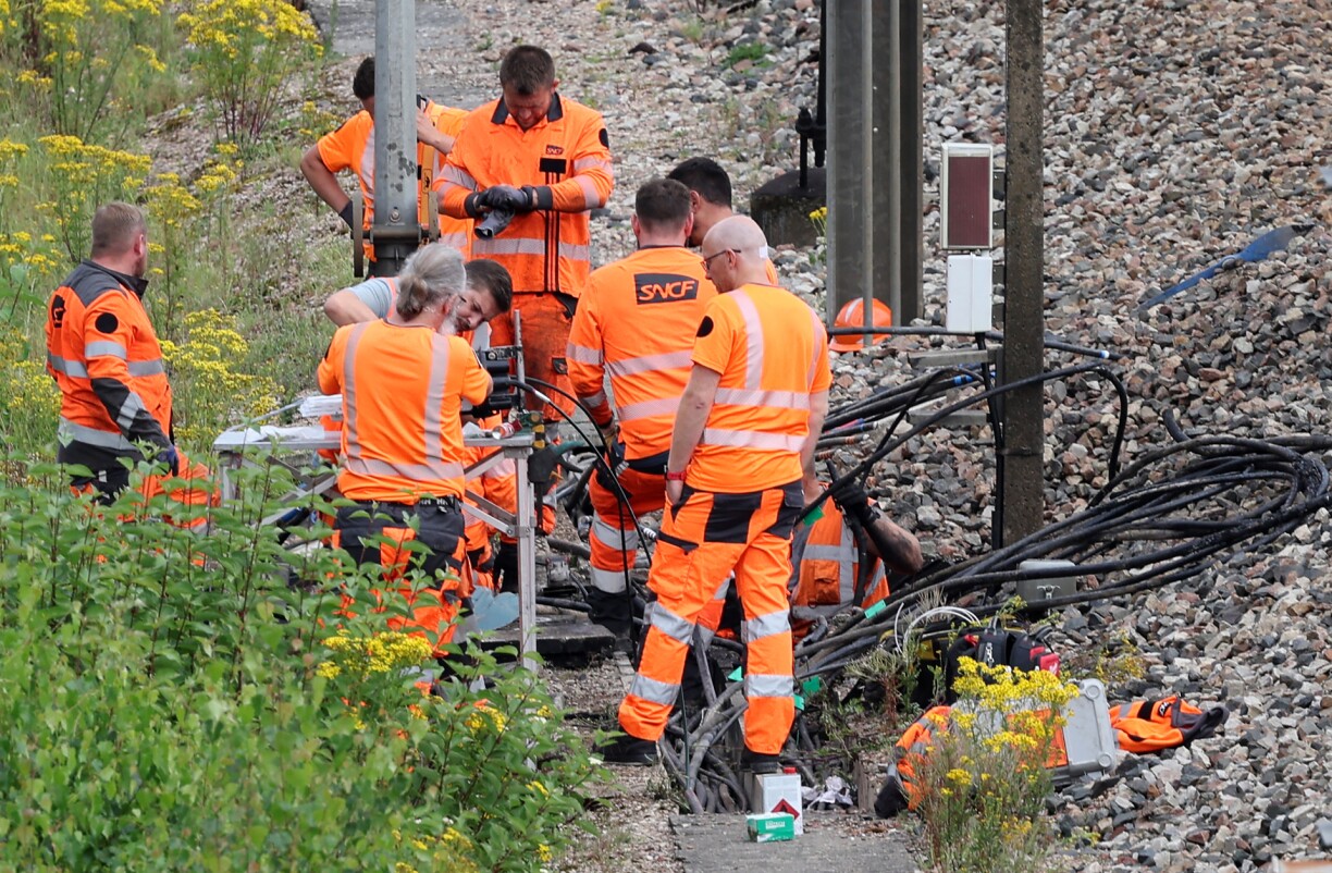 Des ouvriers de la SNCF en train d'inspecter le site d'une attaque à Croiselles, dans le nord de la France.