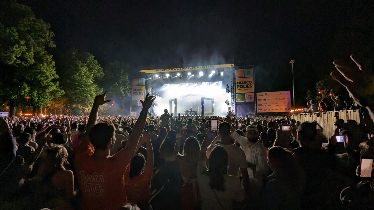 La foule massée devant la grande scène pour le show de DJ Snake.