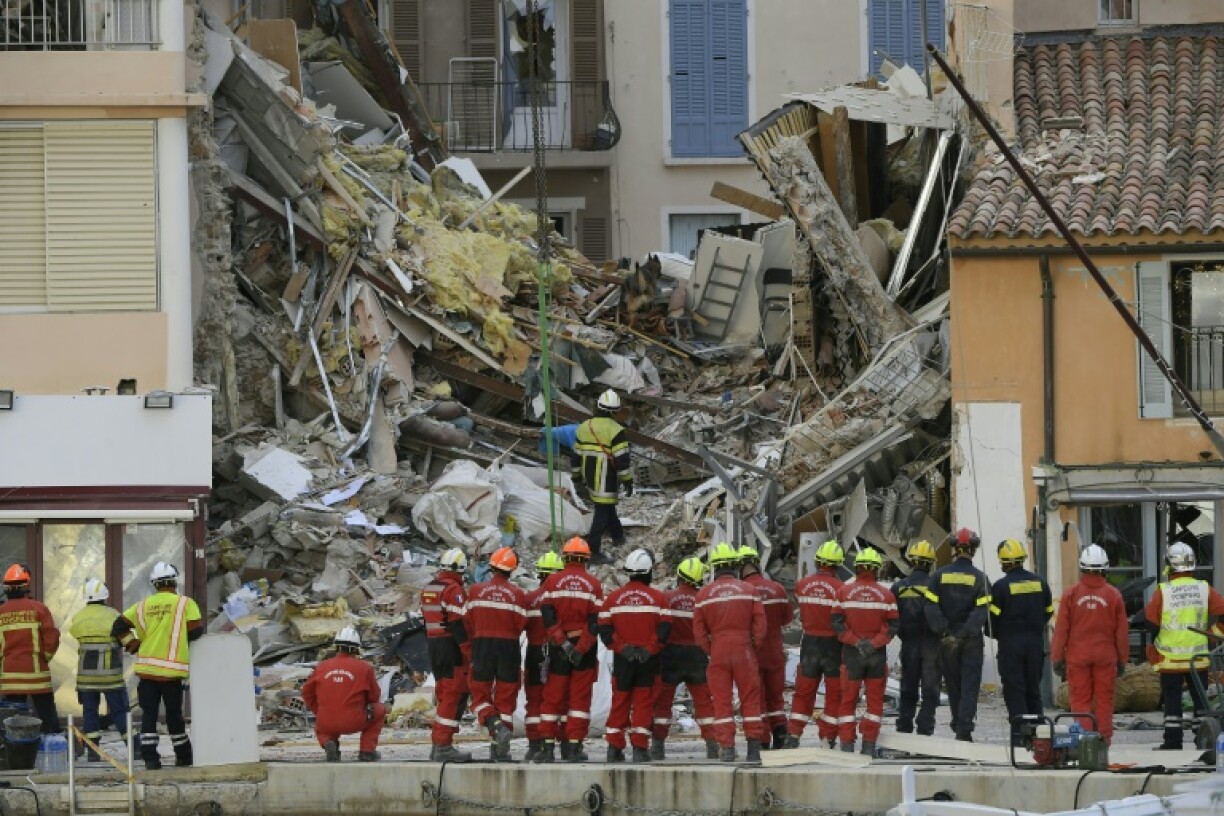 Des pompiers à la recherche de personnes qui pourraient être bloquées dans un immeuble d'habitation qui s'est effondré à Sanary-sur-Mer (Var), le 7 décembre 2021
