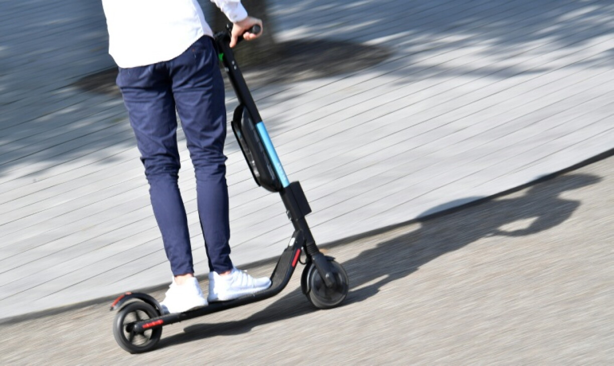 Die Zahl der E-Scooter-Unfälle in Deutschland ist erneut sprunghaft gestiegen. 38 Menschen starben. Im vergangenen Jahr registrierte die Polizei laut Statistischem Bundesamt fast 16.500 solcher Unfälle und damit 38,1 Prozent mehr als im Jahr 2024.