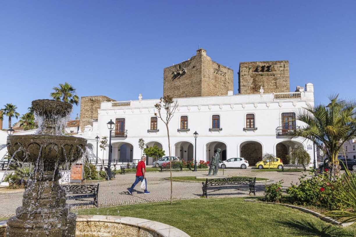 Olivenza (Olivence en français), ville espagnole revendiquée par le Portugal.