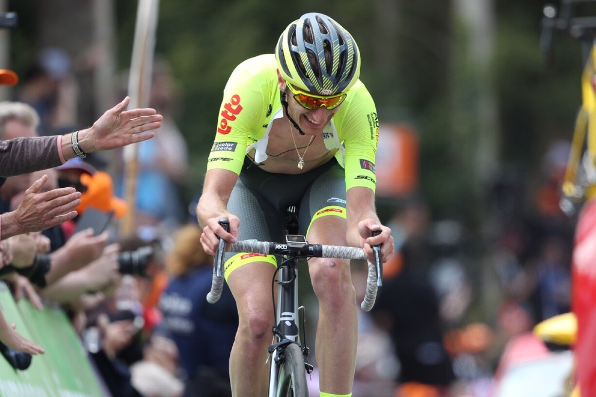 Den Tom Wirtgen quäält sech d'Mur de Huy erop.