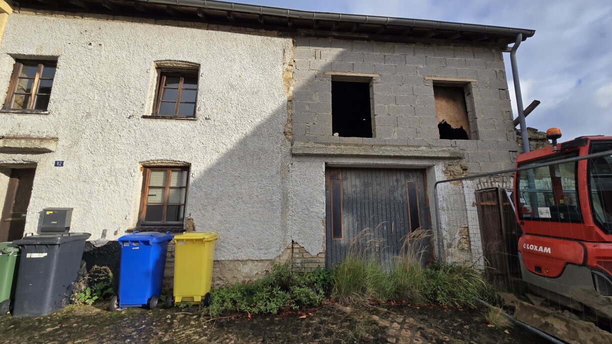 Il s'agit d'une vieille maison restée inhabitée depuis des années