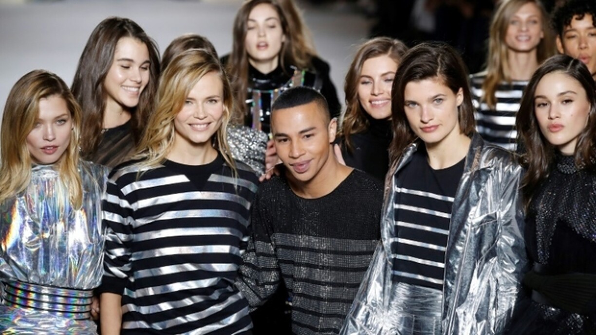 Le directeur artistique de Balmain, Olivier Rousteing, au milieu des mannequins ayant présenté sa collection automne/hiver 2018-2019, dans le cadre de la Fashion week à Paris, le 2 mars 2018