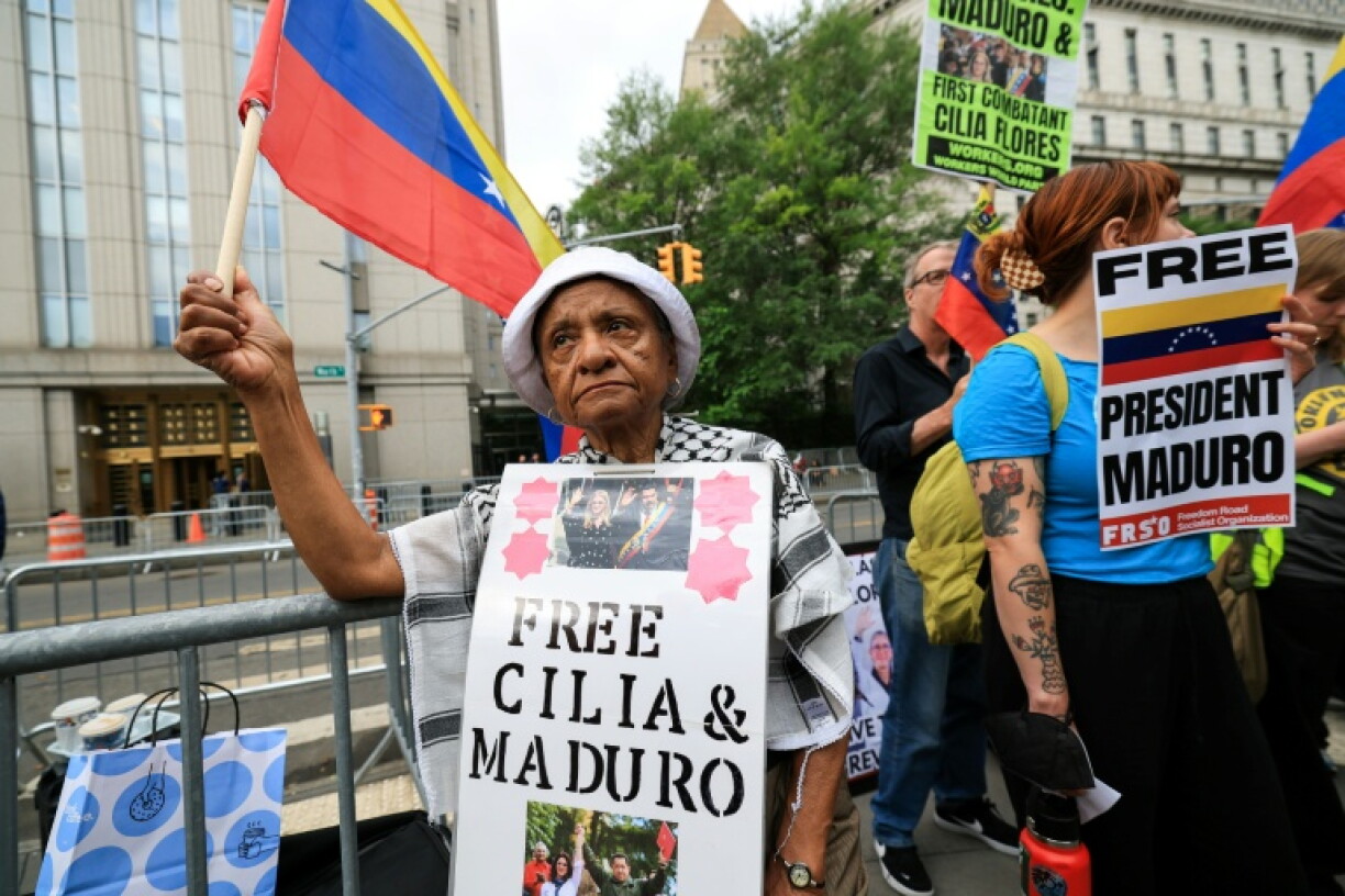 Une partisane de Nicolas Maduro devant le tribunal où il comparaissait à New York, le 22 juillet 2026