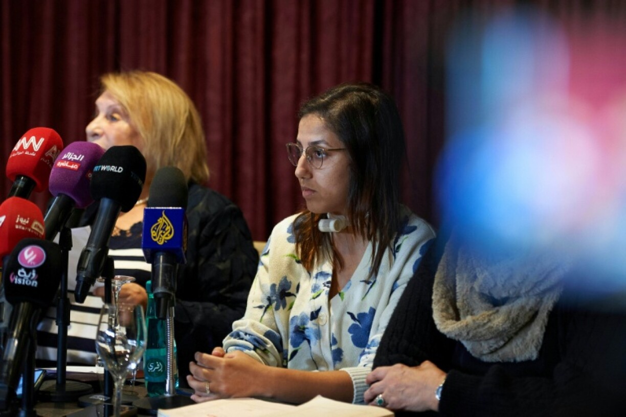 Saâda Arbane (d) pendant une conférence de presse aux côtés de son avocate algérienne, le 21 novembre 2024 à Alger