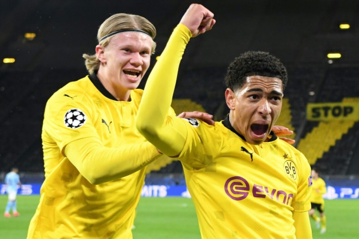 La joie du milieu de terrain anglais de Dortmund, Jude Bellingham, félicité par l'attaquant norvégien Erling Braut Haaland, après avoir ouvert le score contre Liverpool, lors du quart de finale retour de la Ligue des Champions, le 14 avril 2021 à Dortmund