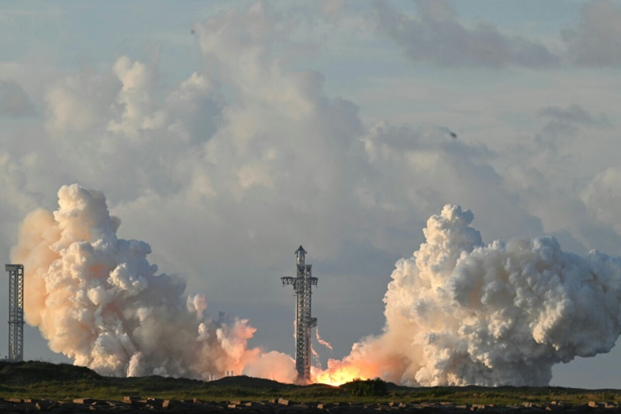 The black-and-silver behemoth, standing more than 120 meters (131 yards) tall, rose through a thick cloud of smoke shortly after 8:48 am local time (1248 GMT