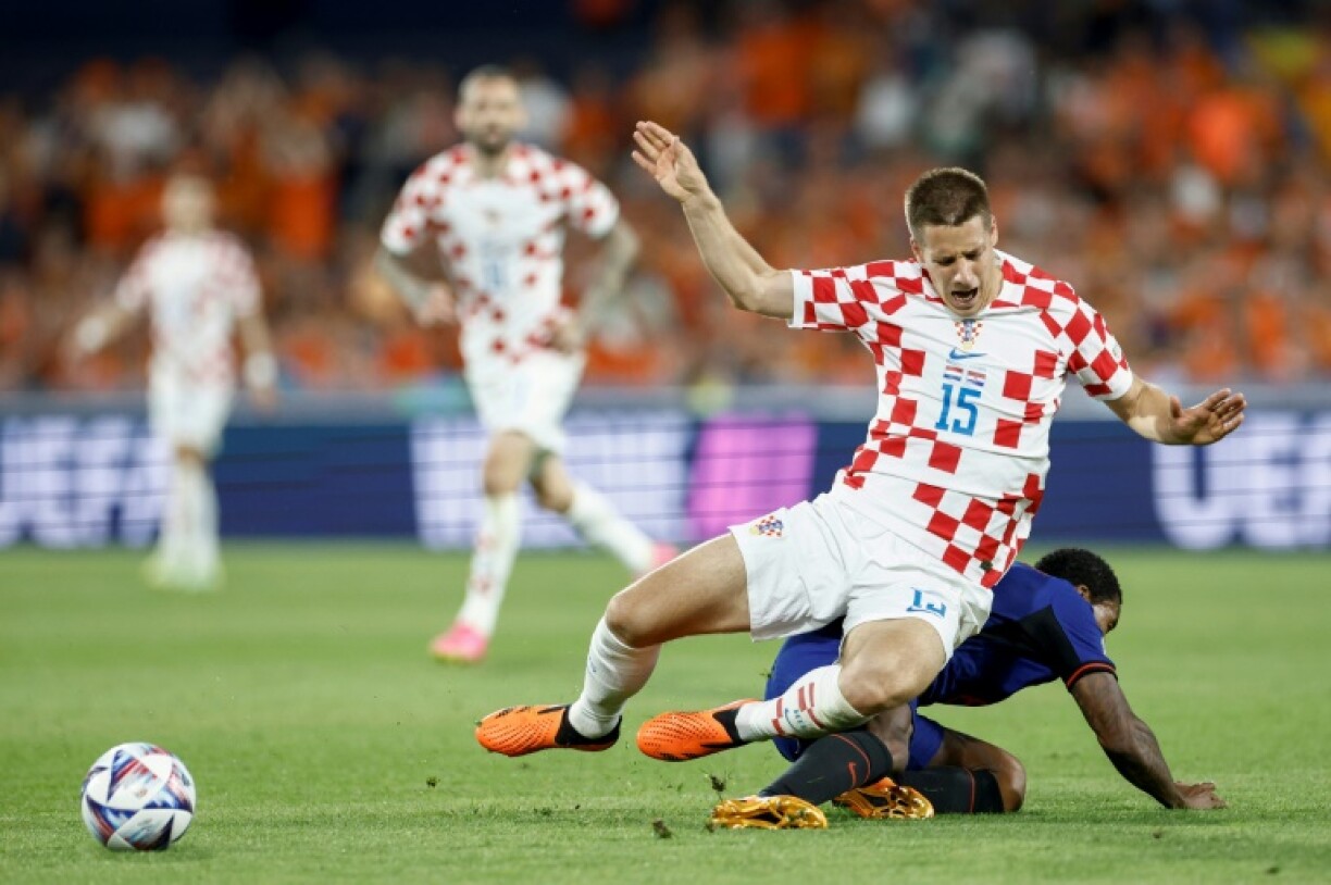 Le Croate Mario Pasalic taclé par le Néerlandais Georginio Wijnaldum, le 14 juin 2023 à Rotterdam