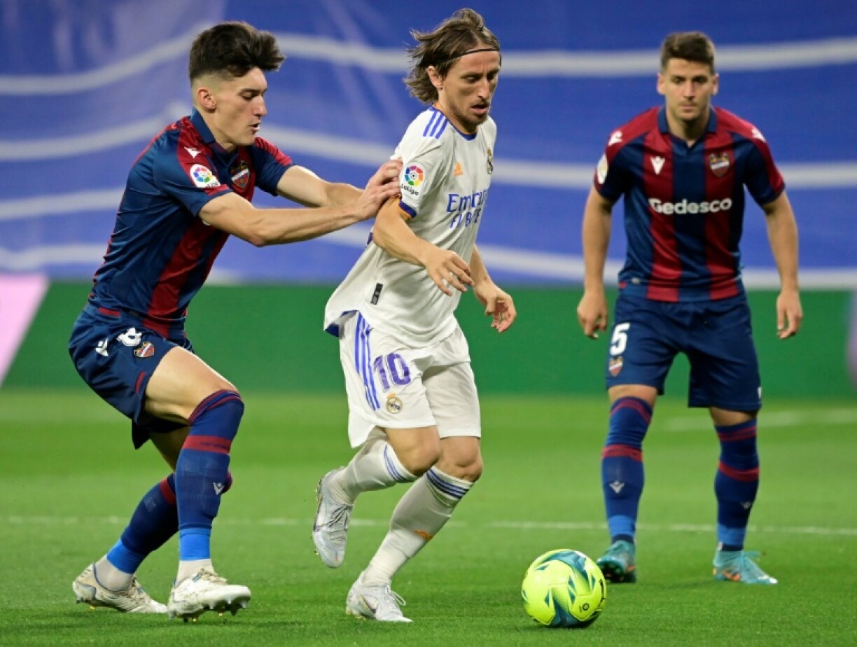 Le meneur de jeu croate du Real Luka Modric (c) devance le milieu de Levante Pepelu (g), le 12 mai 2022 à Madrid
