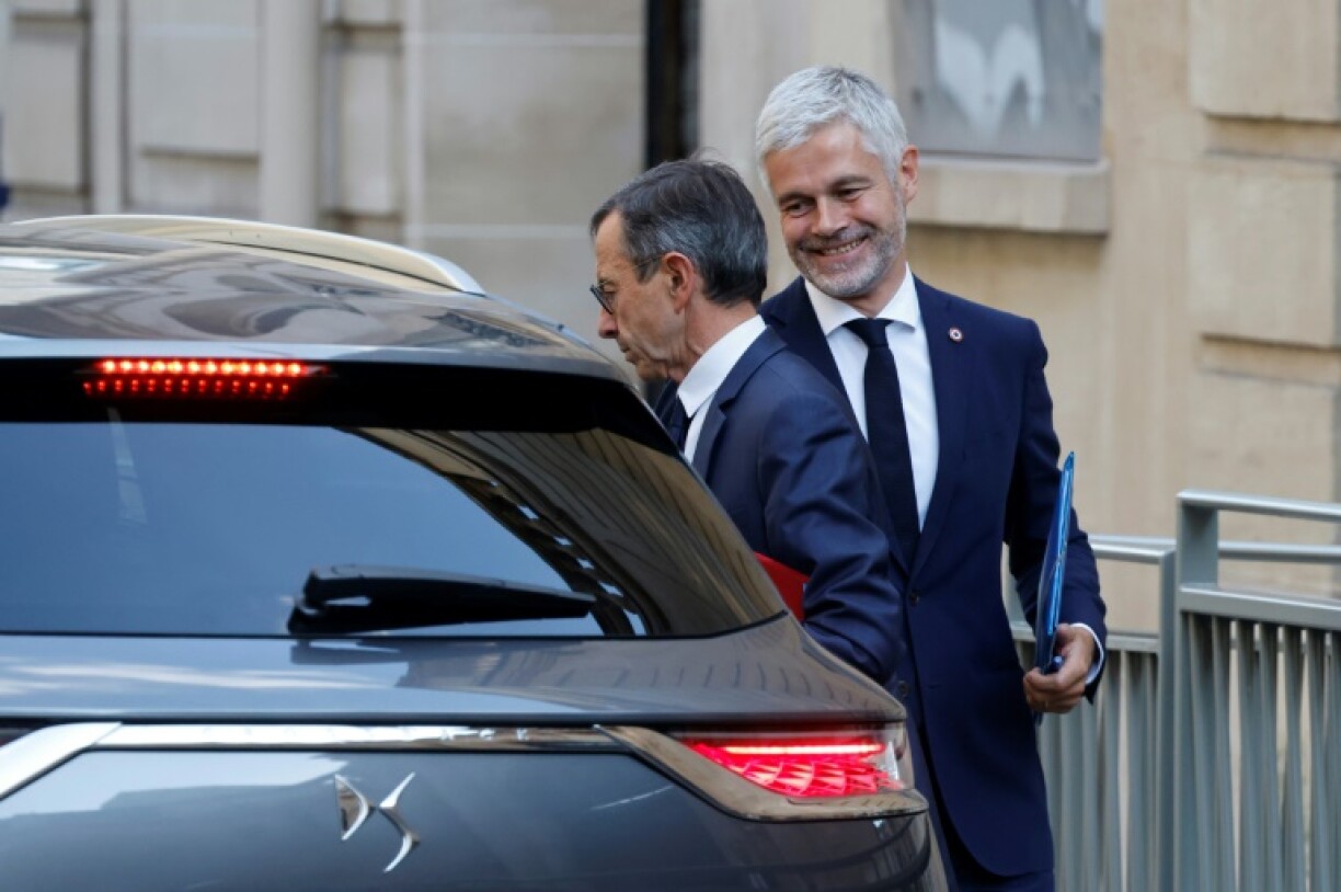 Le député Laurent Wauquiez (d) et le sénateur Bruno Retailleau, chefs des groupes parlementaires LR, à leur sortie de l'hôtel Matignon, à Paris, le 19 septembre 2024.