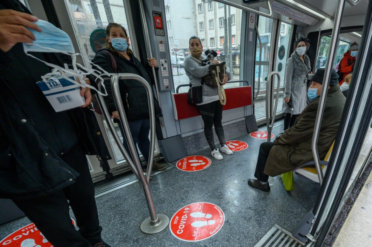 Des personnes masquées dans les transports à Strasbourg.