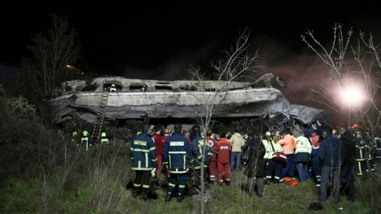 Des sauveteurs et des membres des services d'urgence examinent des wagons après un accident de train près de Larissa (Grèce) le 1er mars 2023