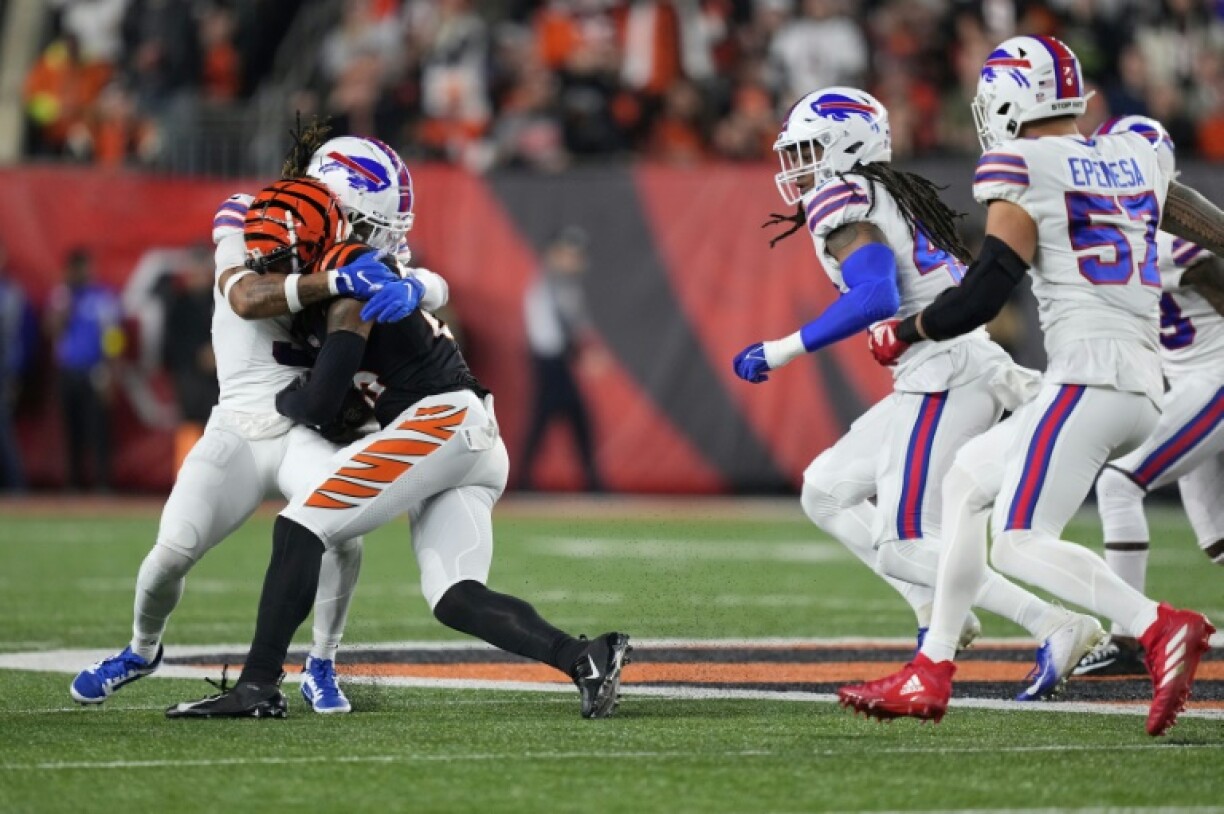 Damar Hamlin (izq.), de los Buffalo Bills, bloca a Tee Higgins, de los Bengals, durante el primer cuarto del partido de la NFL jugado el 2 de enero de 2023 en Cincinnati (Ohio, EEUU)