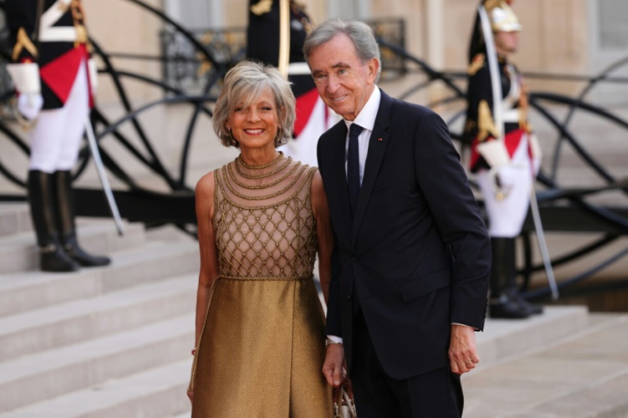 Le patron du groupe de luxe LVMH Bernard Arnault et son épouse la pianiste Helene Mercier-Arnault à leur arrivée au palais de l'Elysée le 29 juin 2026