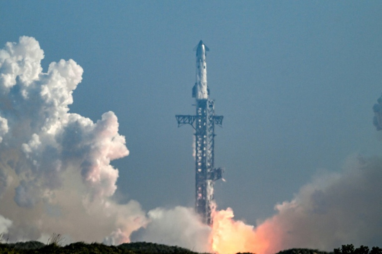Das US-Raumfahrtunternehmen SpaceX hat eine neue Version seiner Riesenrakete Starship getestet. Bei dem Testflug verlief vieles nach Plan - allerdings misslang die kontrollierte Rückkehr des Boosters zur Erde.