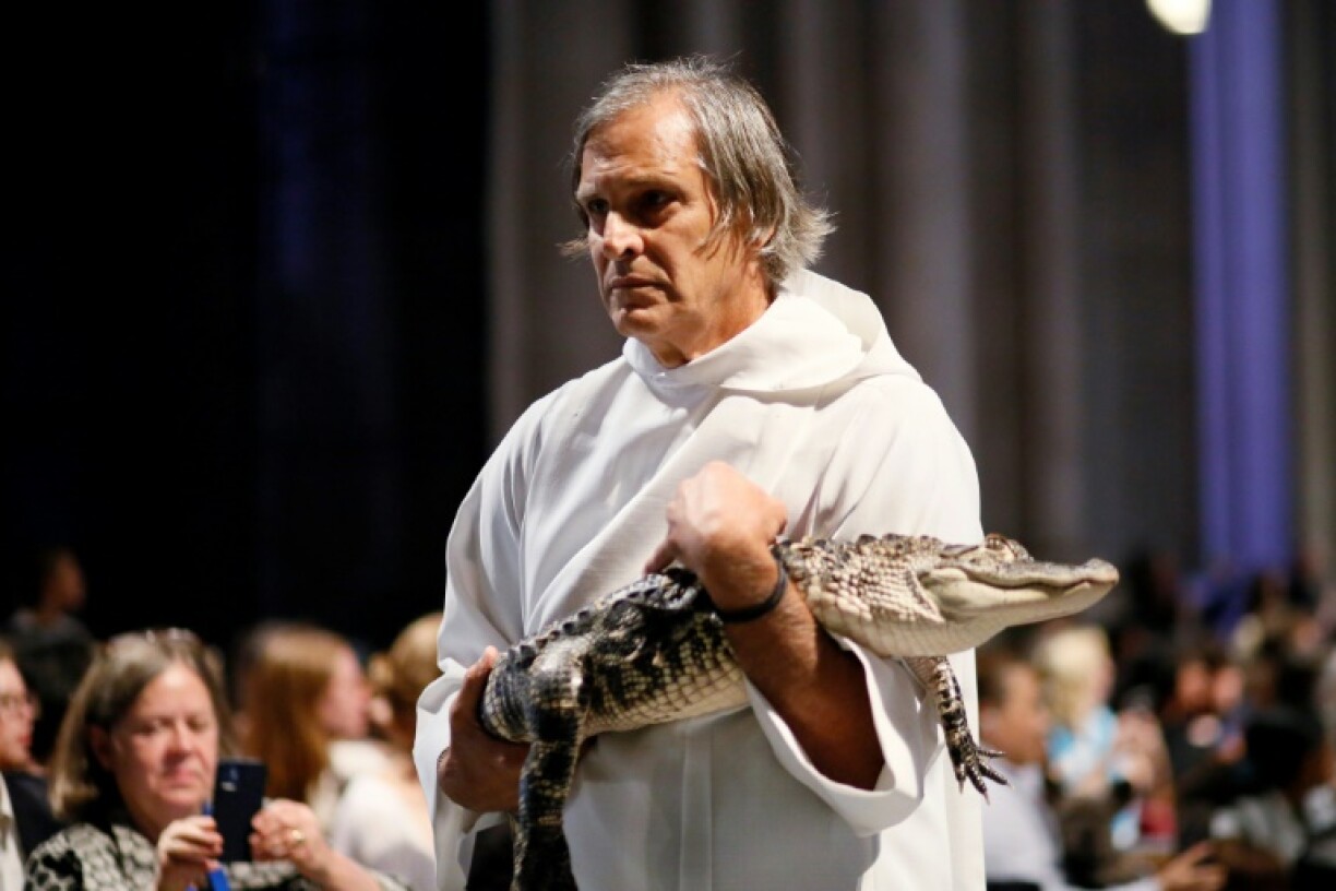 L'évêque de New York Andrew Dietsche porte un caïman avant de le bénir, le 1er octobre 2023 à la cathédrale Saint-Jean le Divin de New York