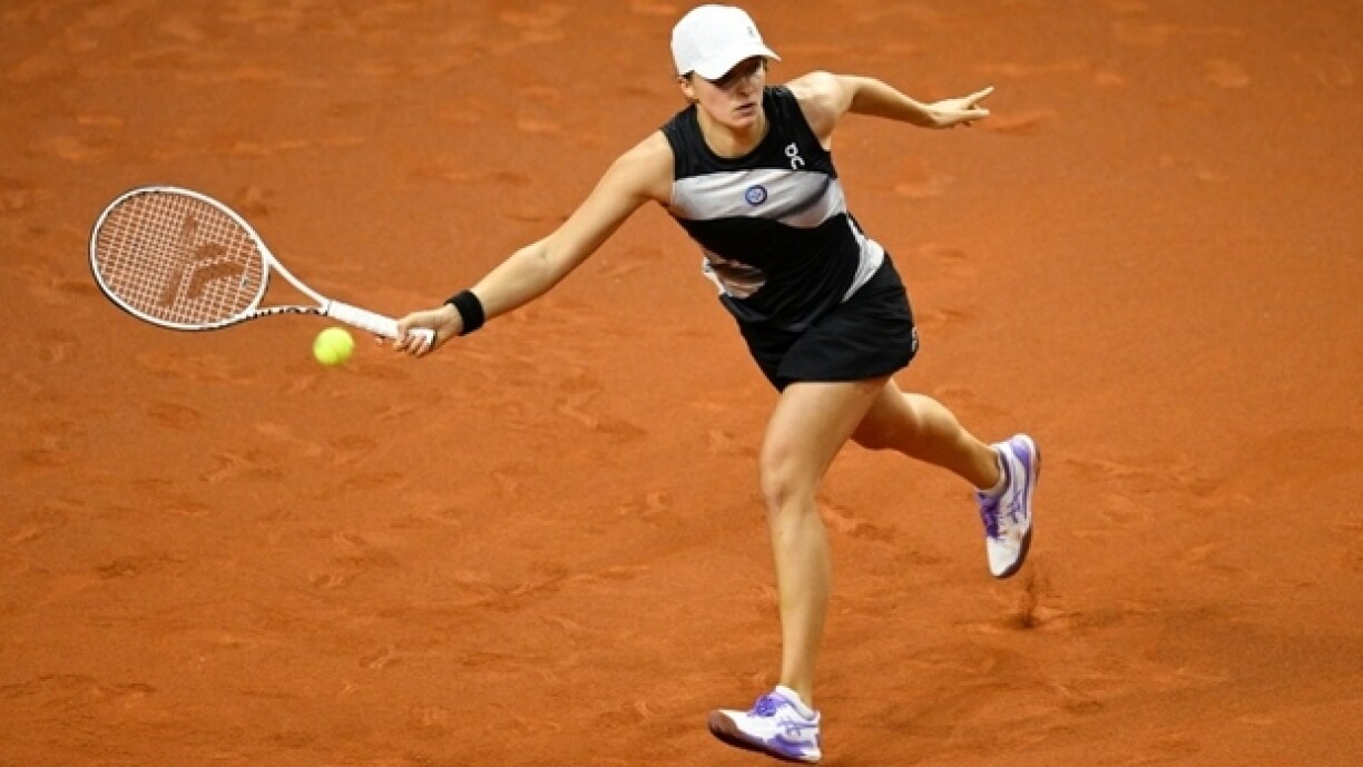 Iga Swiatek contre la Chinoise Qinwen Zheng à Stuttgart, le 20 avril 2023