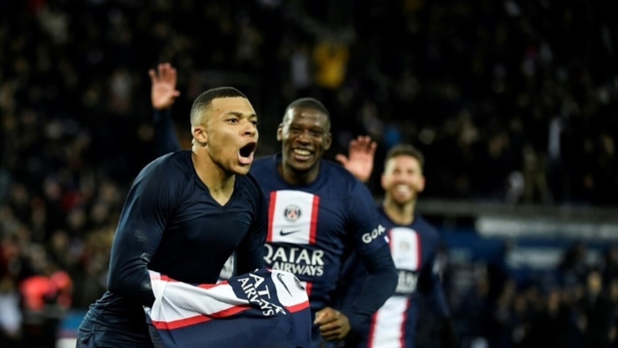 La star du PSG Kylian Mbappé vient de marquer le penalty de la victoire dans le temps additionnel contre Strasbourg, le 28 décembre 2022 au Parc des Princes