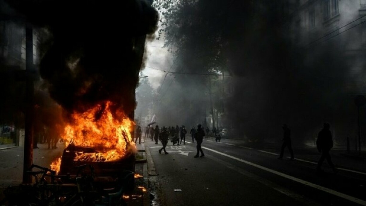 Une voiture incendiée à Lyon ce lundi 1er mai.