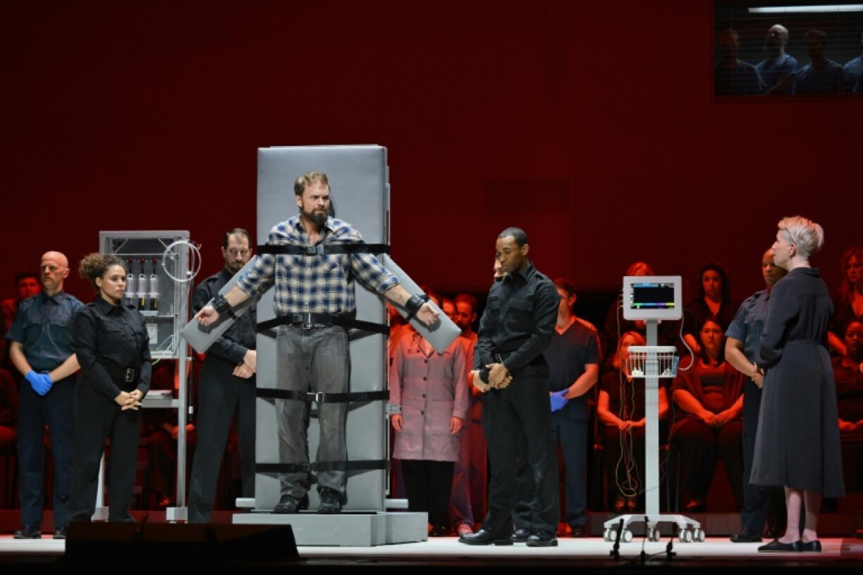 Une scène avec le chanteur Ryan McKinny dans l'opéra