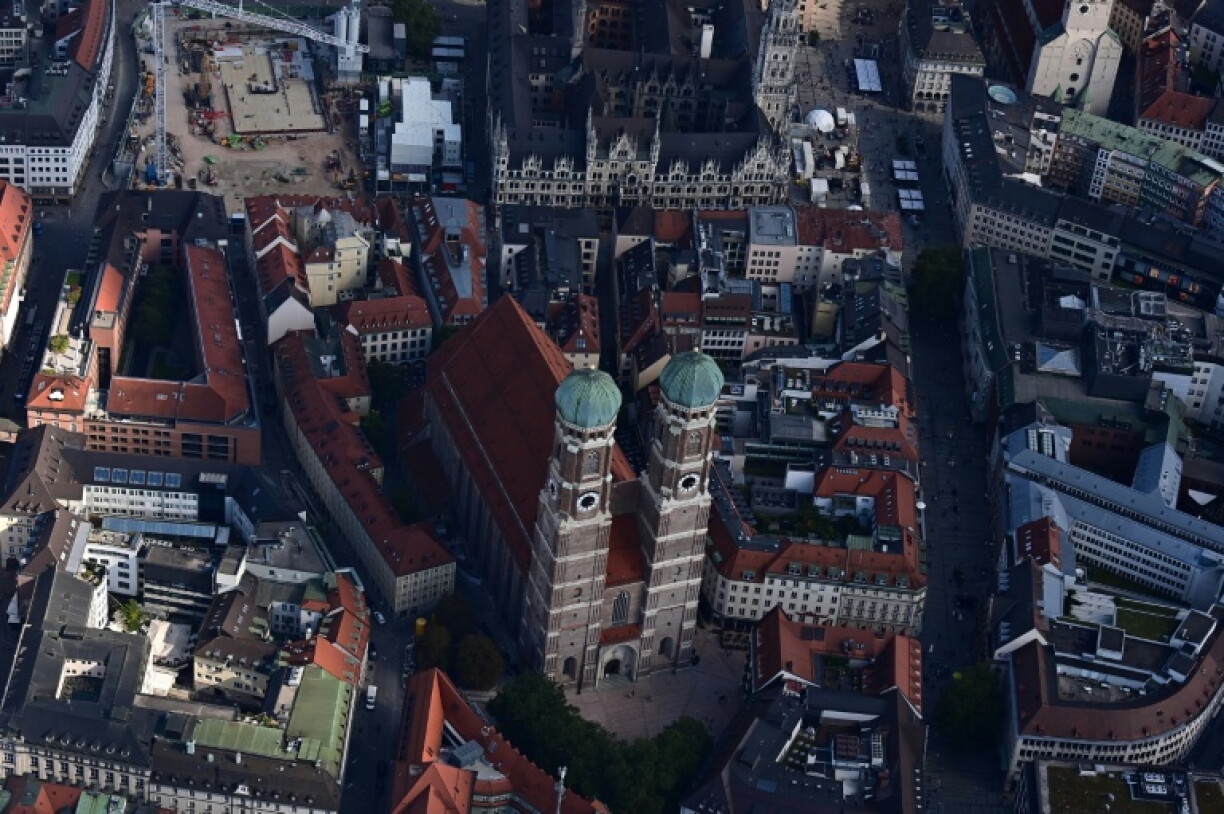 In München ist ein Mann aus Moldau festgenommen worden, der eine Drohne über das Firmengelände eines deutschen Rüstungsunternehmens gelenkt haben soll. Es besteht der Verdacht, dass er sicherheitsrelevante Bilder machte, um sie weiterzugeben.