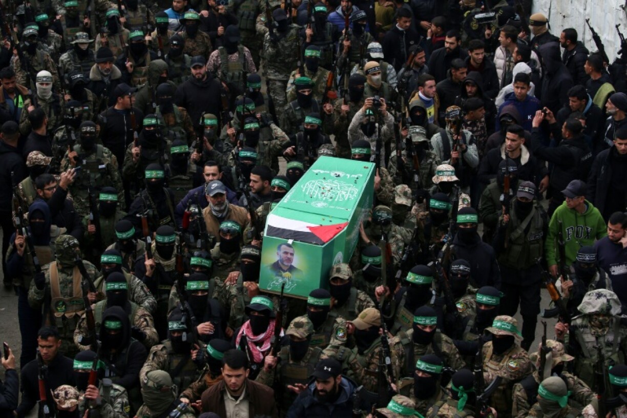 Des combattants du Hamas portent le cercueil de Marwan Issa, le numéro deux de la branche armée du mouvement tué en mars 2024 par Israël, lors de son cortège funèbre dans le camp de Bureij, dans le centre de la bande de Gaza, le 7 février 2025