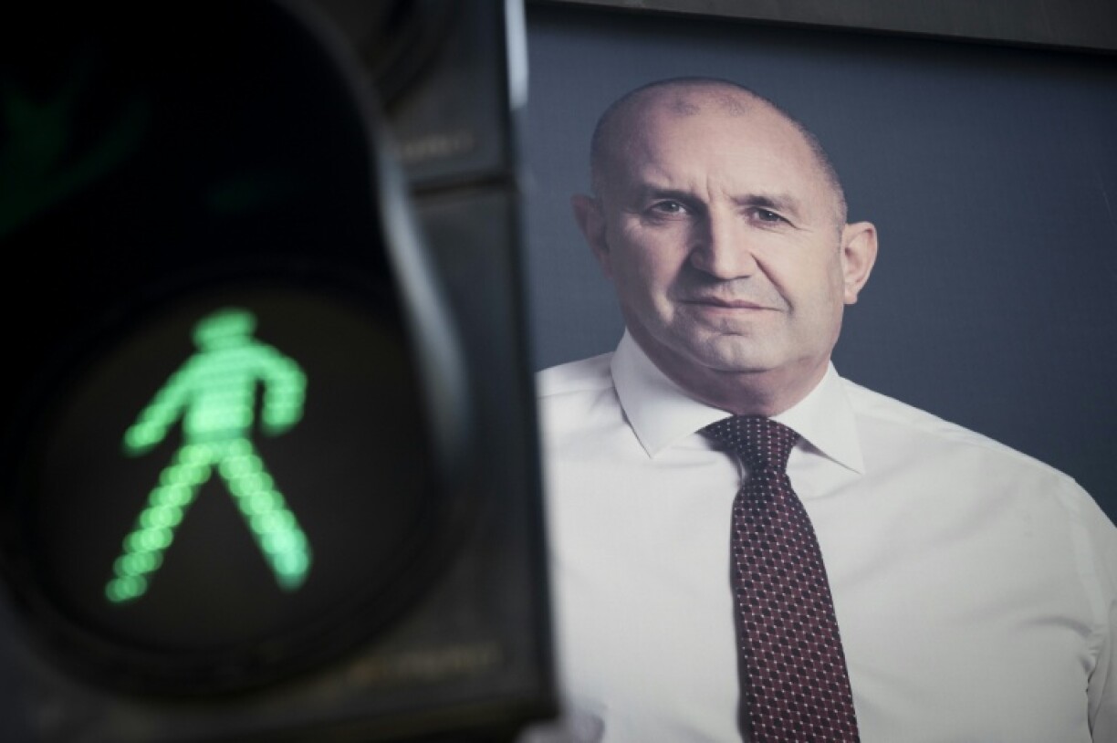Une affiche électorale de l'ex-président bulgare Roumen Radev à Sofia le 17 avril 2026