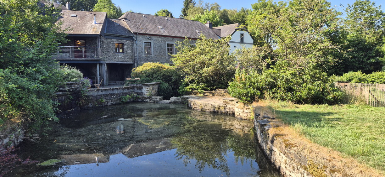 Le Moulin de Hollange est installé au bord de l'eau, une ressource qui est au coeur de son activité.