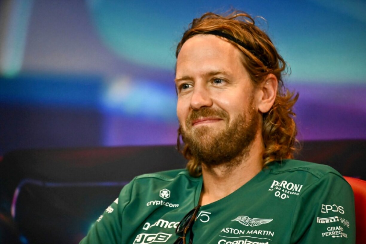 Le pilote allemand Sebastian Vettel s'apprêtant à parler à la presse avant le GP de F2 d'Abou Dhabi le 17 novembre 2022 à Abu Dhabi