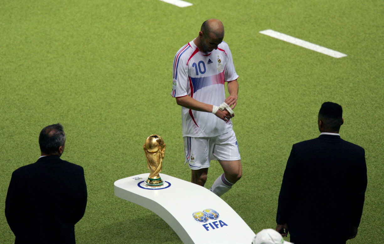 De Zidane verléisst no der rouder Kaart den Terrain