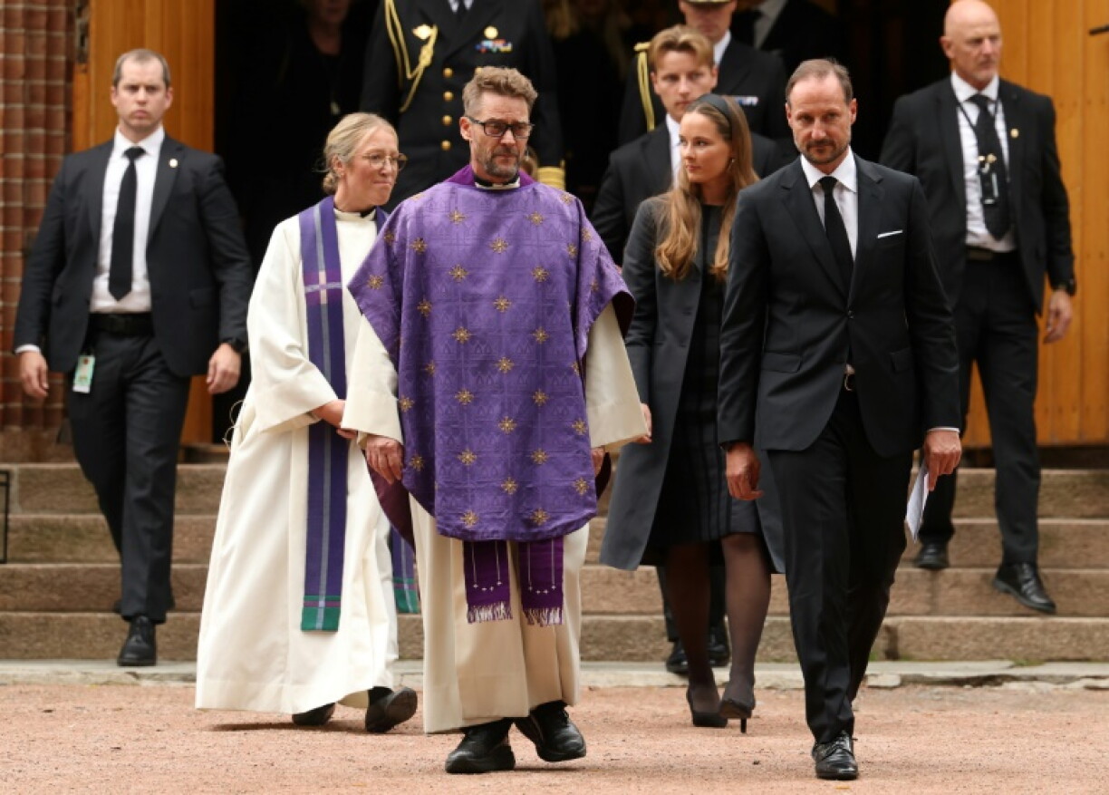 Le roi de Norvège Haakon VIII (à droite), la princesse héritière Ingrid Alexandra (2e à droite) et le prince Sverre Magnus (à l'arrière), quittent l'église d'Asker, en Norvège, le 30 août 2026