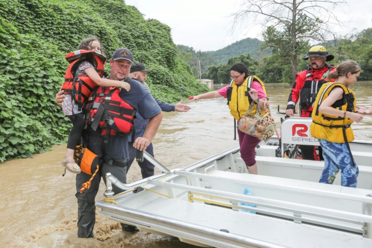 Des habitants sont évacués par bateau d'une zone inondée près de Jackson, dans l'Etat américain du Kentucky, jeudi 28 juillet 2022