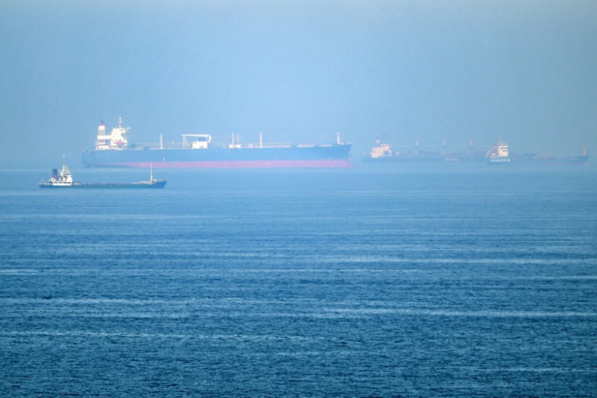 Des navires commerciaux au large du terminal portuaire de Khor Fakkan, aux Emirats arabes unis, le 19 juin 2026