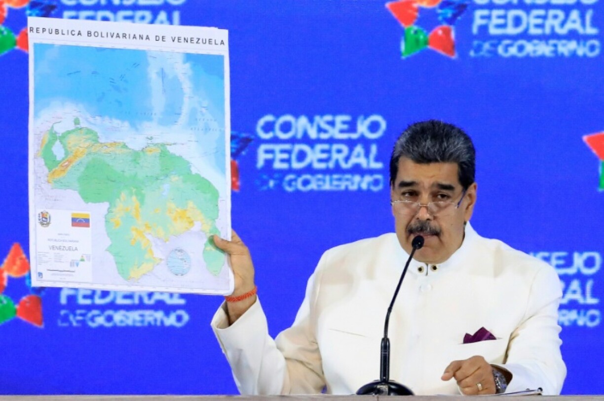 Le président vénézuélien Nicolas Maduro montre une carte du pays qui inclut la zone revendiquée au Guyana, lors d'un événement au palais présidentiel de Miraflores, le 5 décembre 2023