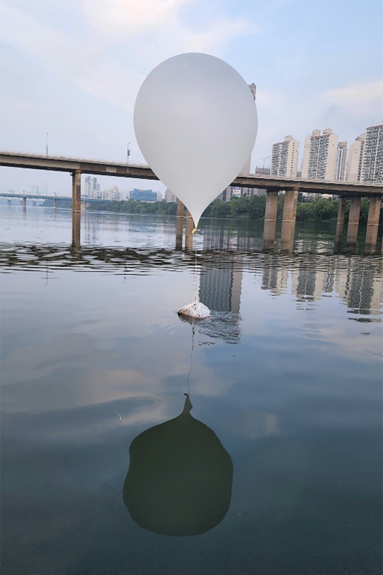 Photo prise le 9 juin 2024 et fournie par le ministère sud-coréen de la Défense montrant un ballon nord-coréen transportant des ordures, à Séoul