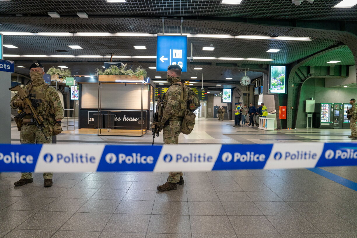 Dës Foto ass vum 4. Mee 2026, wéi op der Gare du Midi e verdächtege Pak entdeckt gouf.