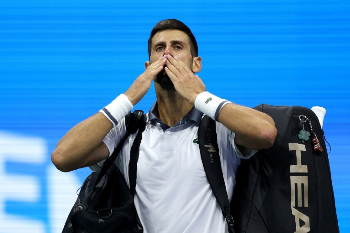 Le Serbe Novak Djokovic salue le public en quittant le court après sa défaite face à l'Argentin Mariano Navone au premier tour de l'US Open 2026, le 30 août 2026, à New York