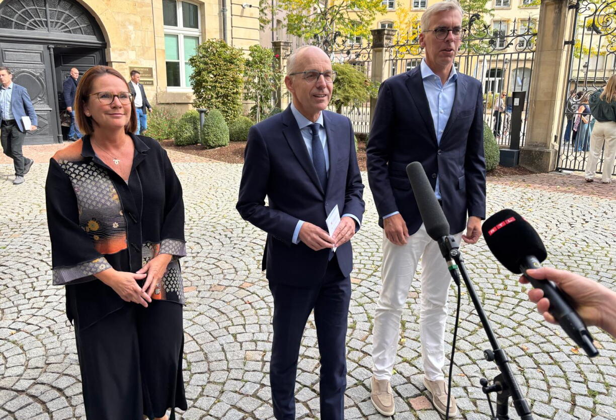 E Samschdeg de Moie gouf stënterlech eng Pressekonferenz aberuff, fir iwwert d'Situatioun vun den Drone-Siichtungen ze informéieren.