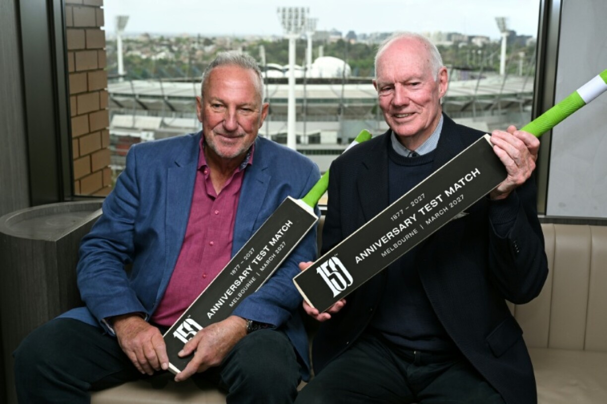 Ex-England player Ian Botham (L) with former Australian captain Greg Chappell in Melbourne ahead of the Ashes series
