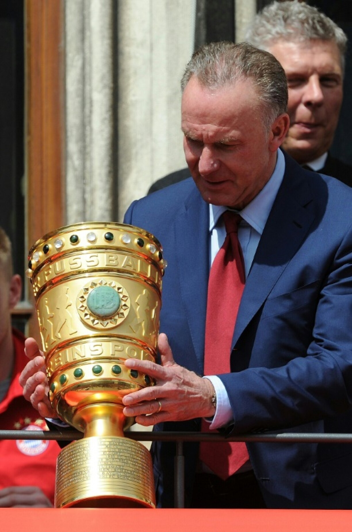 Karl-Heinz Rummenigge au balcon de la mairie de Munich avec la Coupe d'Allemagne remportée par le Bayern le 18 mai 2014