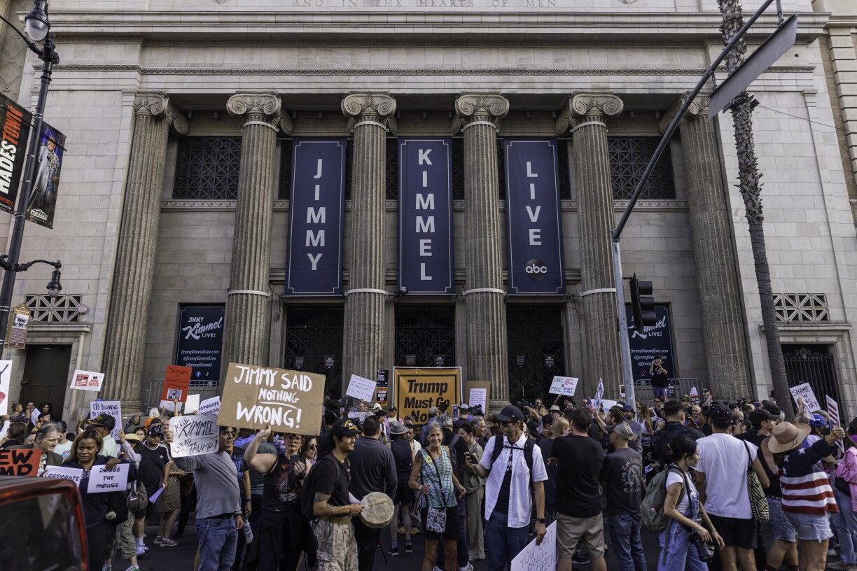 Am September 2025 hu Leit virum El Capitan Entertainment Centre, wou "Jimmy Kimmel Live!" gefilmt gëtt, protestéiert, nodeems d'Sendung ofgesat gouf.