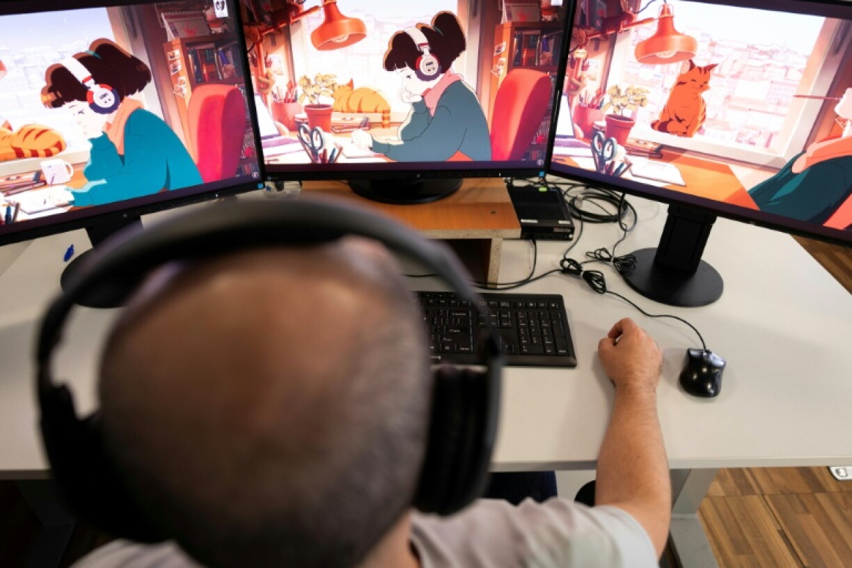 Un homme regarde sur son ordinateur la chaîne YouTube