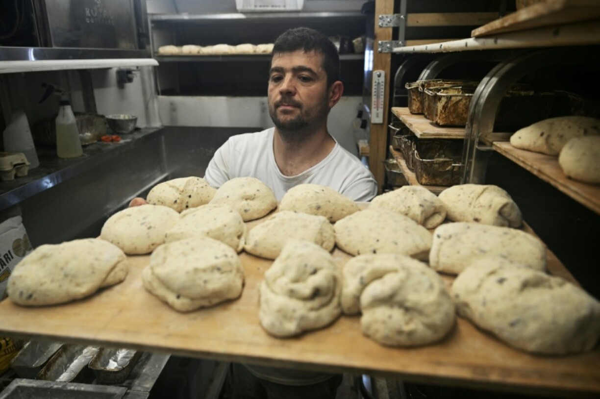 Le boulanger bénévole Loïc Nervi travaille dans son camion en Ukraine, le 19 février 2026