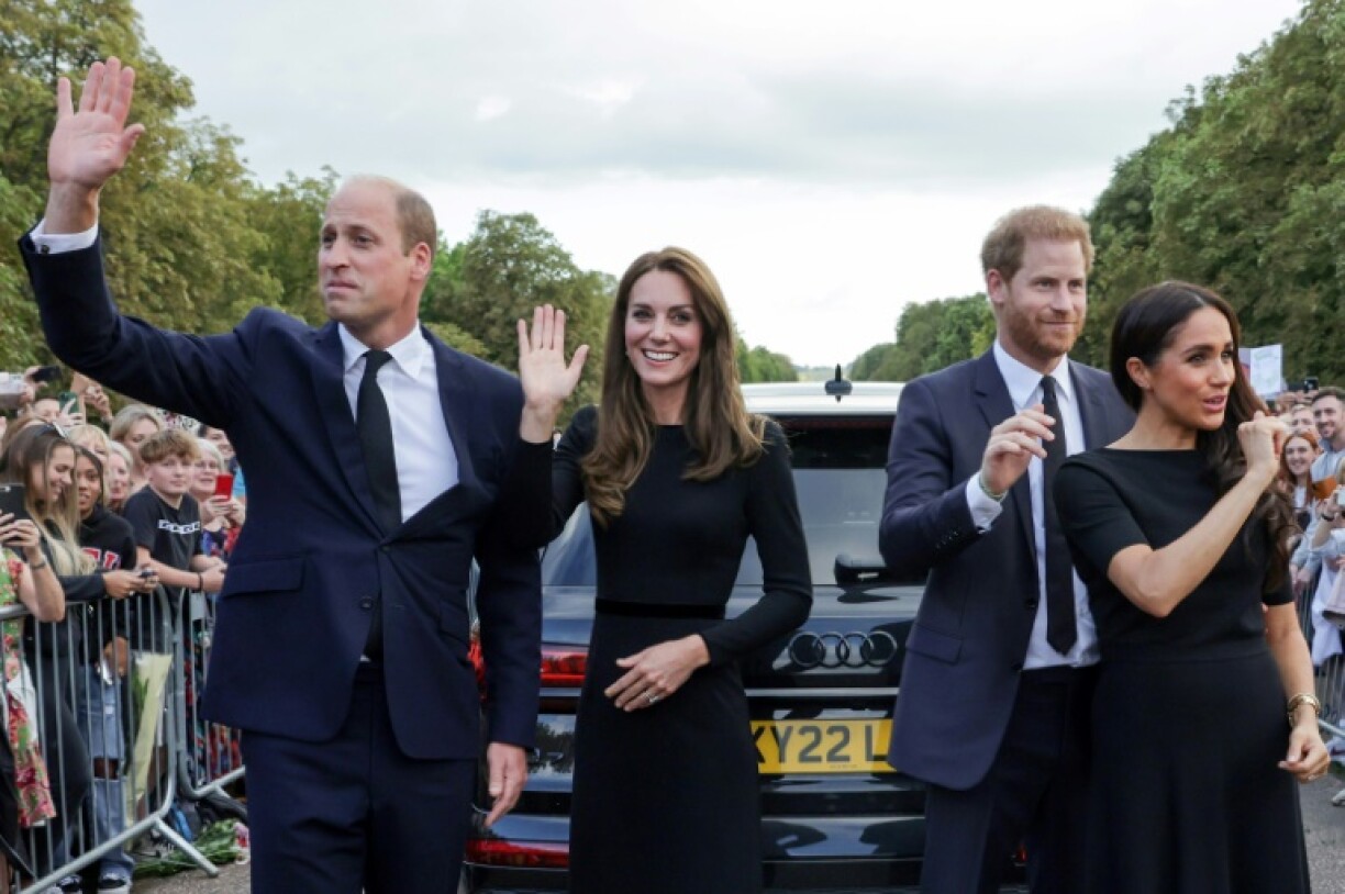 Le prince William, la princesse Catherine, le prince Harry et sa femme Meghan, duchesse de Sussex, saluent la foule au château de Windsor, le 10 septembre 2022.