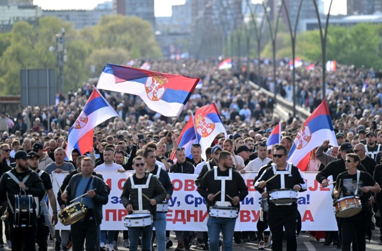 Thousands turned out to back President Vucic after months of anti-government protests