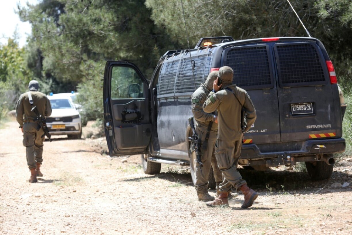Des membres des forces de sécurité israéliennes dans une forêt près de la ville d'Elad (centre) à la recherche de deux suspects palestiniens de l'attentat meurtrier d'Elad, le 8 mai 2022