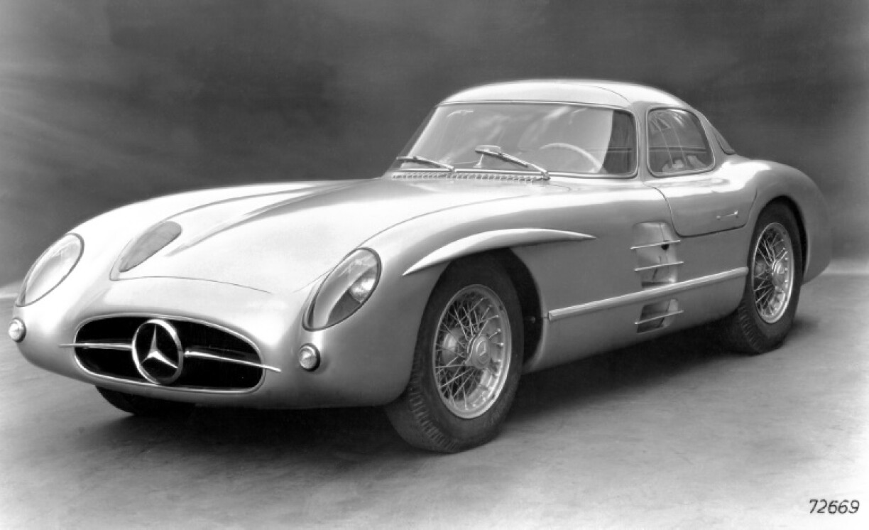 Une Mercedes-Benz Coupé 300 SLR Uhlenhaut en juillet 1955, dont un exemplaire a battu un record mondial de vente aux enchères